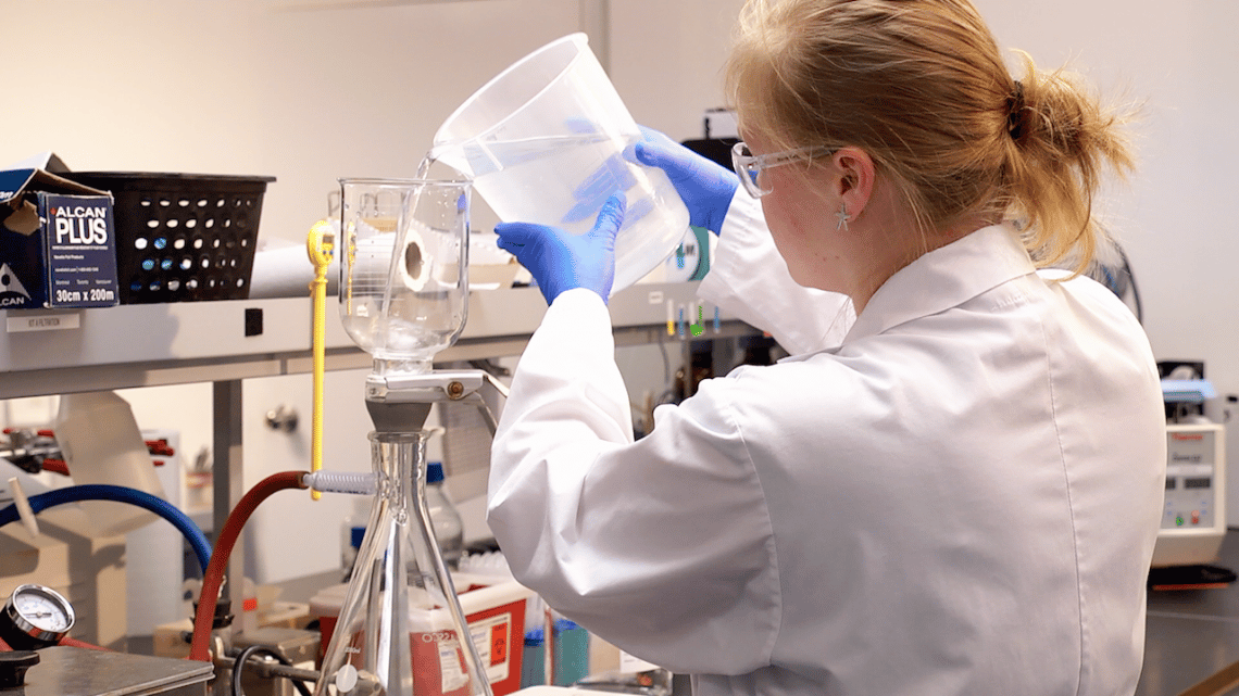 Faire des manipulations en laboratoire